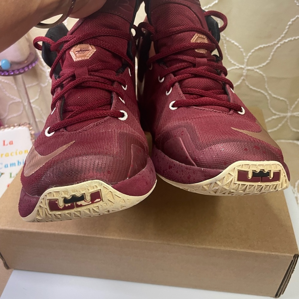 Lebron 13‎ Maroon and Gold size 6.5 Y Kids - Picture 8 of 11